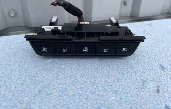 KIA Sportage Seat heating switch 4A920B1000 F06K000145 93300D9060WK