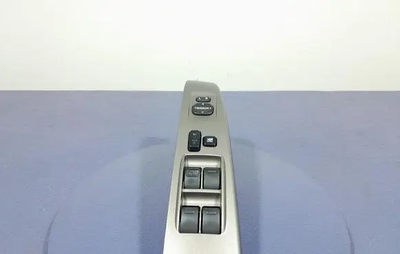 Toyota Prius (NHW20) Electric window control switch 8482047050