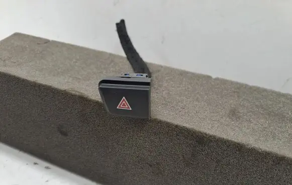 Peugeot 208 Hazard light switch 96750916ZD
