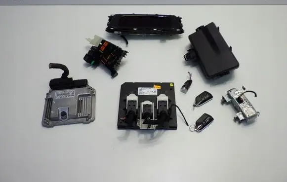 Volkswagen Golf VIII Engine ECU kit and lock set 5WA937086J