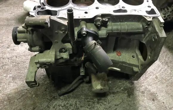 Nissan Juke I F15 Engine block 339327B
