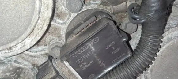 Volvo C30 High voltage ignition coil 30713417 0221604010