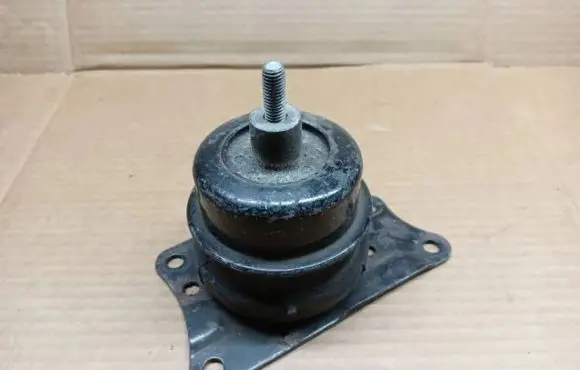 Engine mount vacuum valve