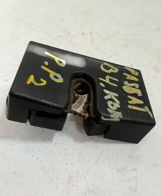 Volkswagen PASSAT B4 Front door lock 369789