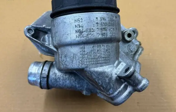 BMW 6 E63 E64 Oil filter mounting bracket 7516383 7570085 7573032