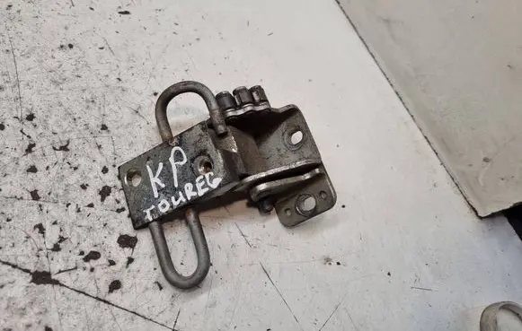 Volkswagen Touareg I Front door lower hinge 7L0831411C