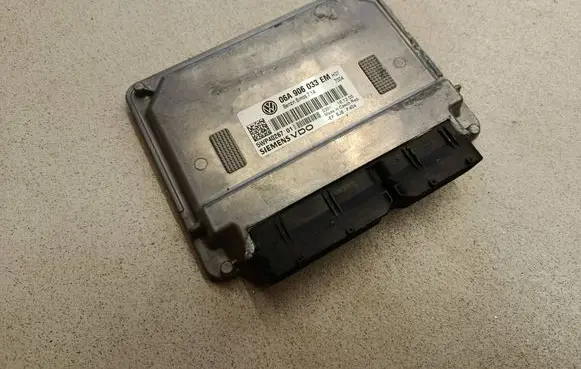 Volkswagen Golf V Engine control unit/module 06A906033EM 5WP40267