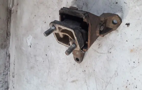 Ford Mondeo MK I Engine mount bracket 93BB6P072AE