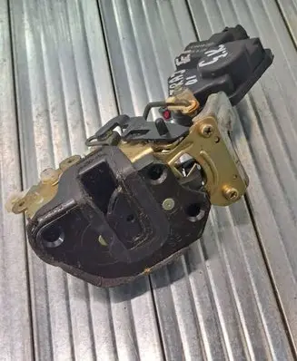 Hyundai Trajet Rear door lock