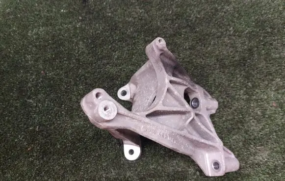 Audi A8 S8 D3 4E Engine mounting bracket 4E0199370AS