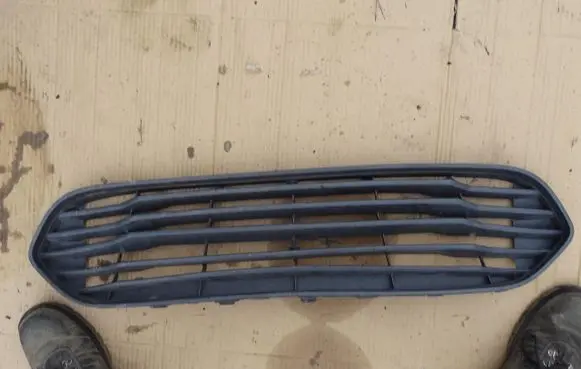 Ford Escort Front grill JT76-17B898-AA