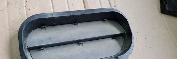 Quarter panel pressure vent