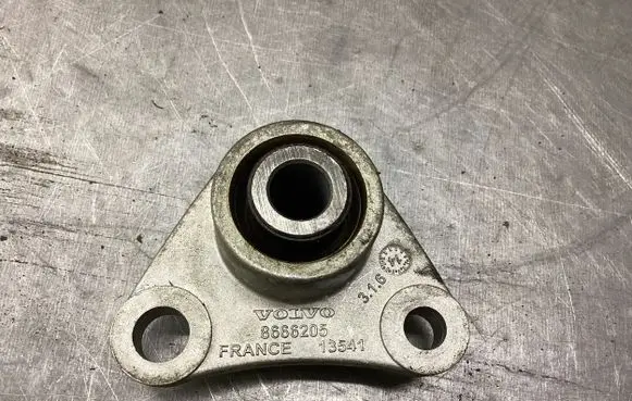 Volvo V70 Engine mount bracket 8666205 13541