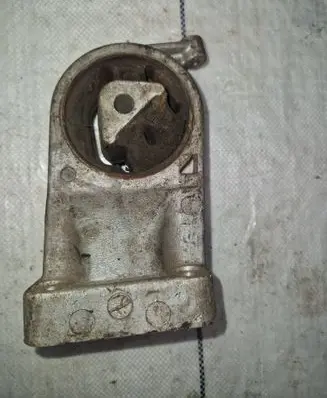 Engine mount bracket