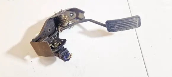 Accelerator throttle pedal