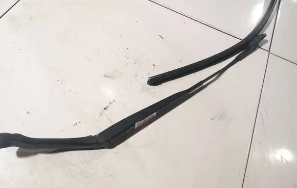 Nissan Qashqai Front wiper blade arm
