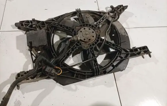 Renault Laguna I Radiator cooling fan shroud 440262613F