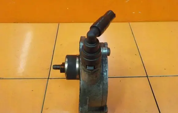 Mercedes-Benz CLK A209 C209 Vacuum pump A2712301465