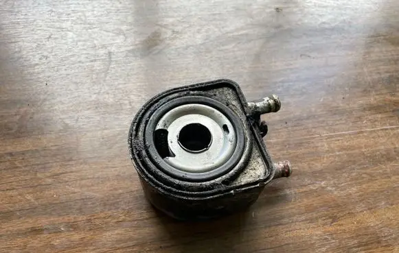 Peugeot 807 Oil filter mounting bracket