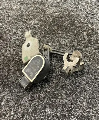 Mercedes-Benz C W205 Air suspension front height level sensor A2139053302 A0009053704