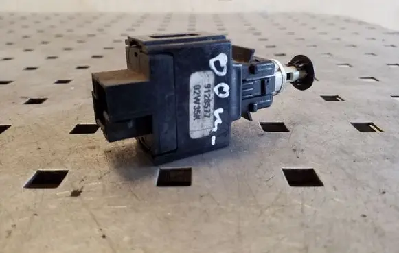 Volvo S40, V40 Brake pedal sensor switch 9128577