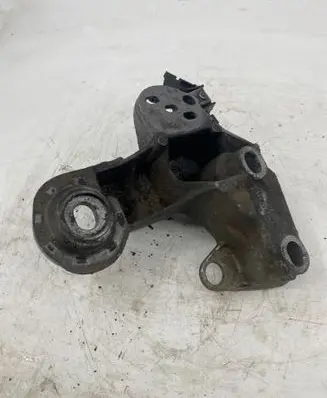 Volkswagen PASSAT B5.5 Engine mounting bracket 8E0199352F