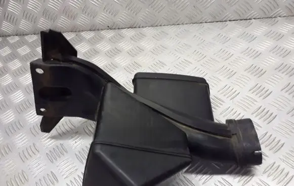Mitsubishi Grandis Air intake hose/pipe MN110585