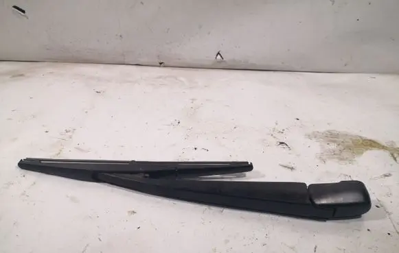 Rear wiper blade arm