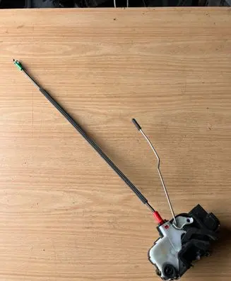 Opel Zafira B Rear door lock 3023880
