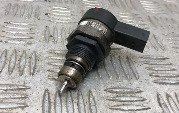 BMW 5 E60 E61 Fuel pressure regulator 0281002481 12601365