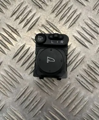 Honda CR-V Wing mirror switch m33212