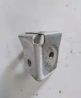 Fender mounting bracket