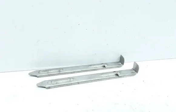 Headlight/headlamp mounting bracket