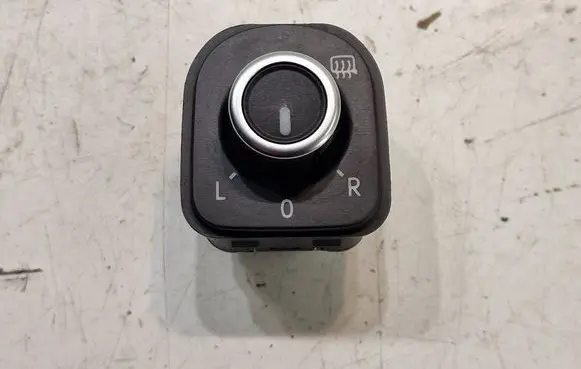 Wing mirror switch