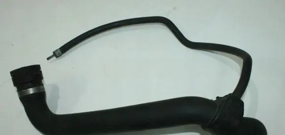Mercedes-Benz S W220 Engine coolant pipe/hose 2205010082