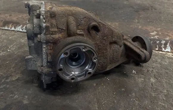 BMW 5 E60 E61 Rear differential EA081U264 7560587 8908112001430003