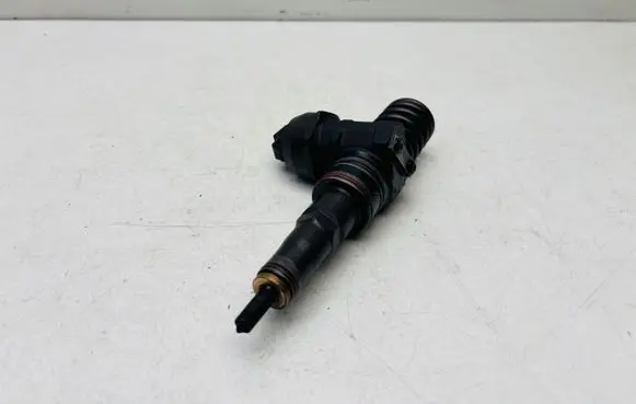 Volkswagen PASSAT B5.5 Fuel injector 038130073AJ