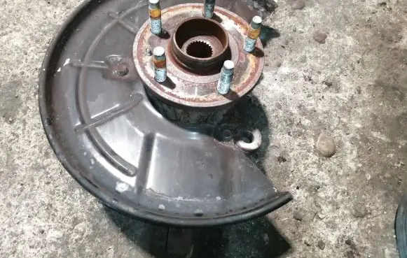 Front wheel hub