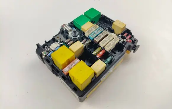 Peugeot 208 I Fuse module 42440002