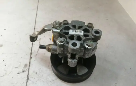 Toyota Avensis T250 Power steering pump 32100