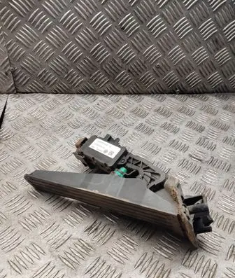 Accelerator throttle pedal