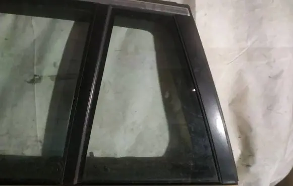 Rear vent window glass
