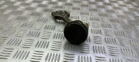 Nissan Qashqai Piston with connecting rod 