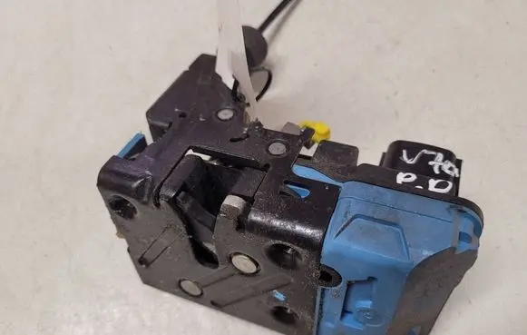 Volvo V70 Front door lock 30663042