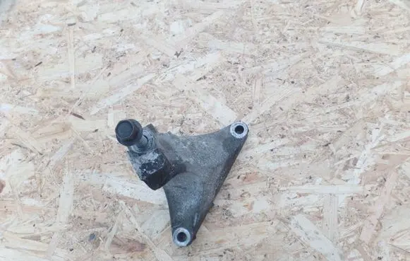 Subaru Legacy Engine mounting bracket