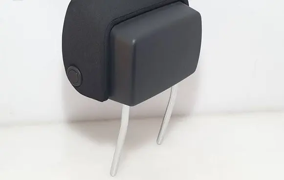 Volkswagen PASSAT B7 Front seat headrest 