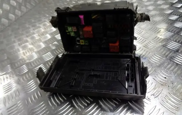Opel Corsa D Fuse box cover
