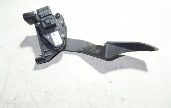 Accelerator throttle pedal