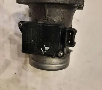Audi A4 S4 B5 8D Mass air flow meter 037906461B AFH6010A T22094