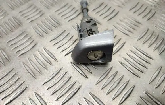 Peugeot 308 Front door lock (next to the handle) 
